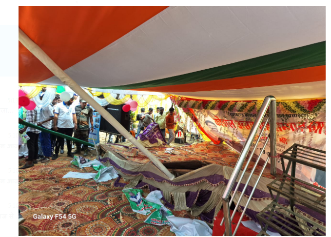 palamu mai mantri ke karyakram asthal per gira manch 