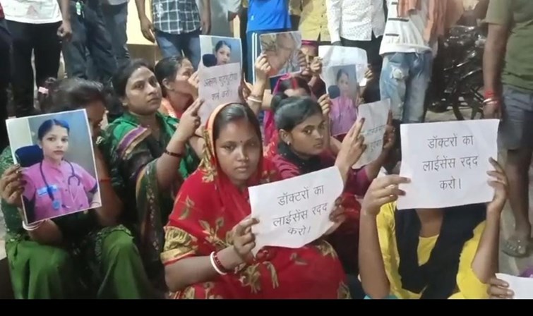The family members protested by keeping the dead body at the main gate of the hospital.