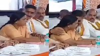  BJP MP pressed the shoulder of woman MLA in the gathering