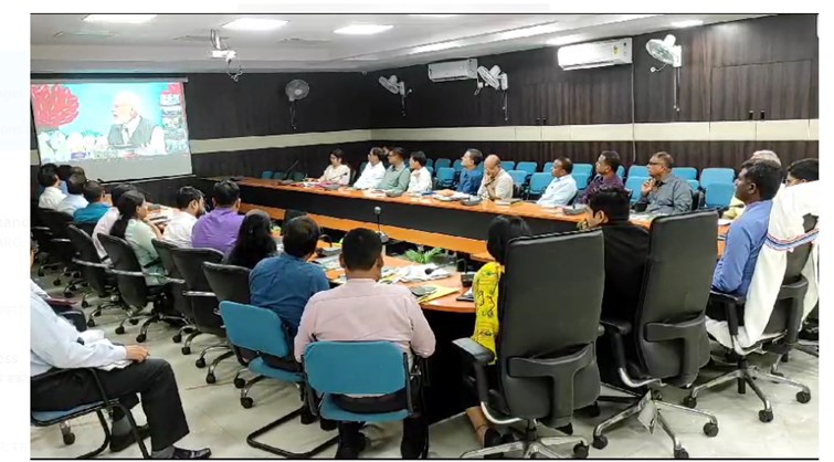 pm modi ka jiladhikariyon ke saath samwad 