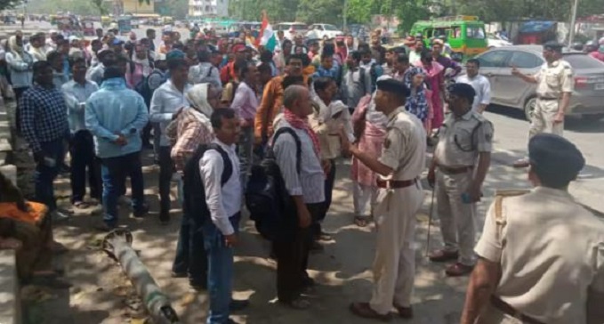  Demonstration of removed guest teachers