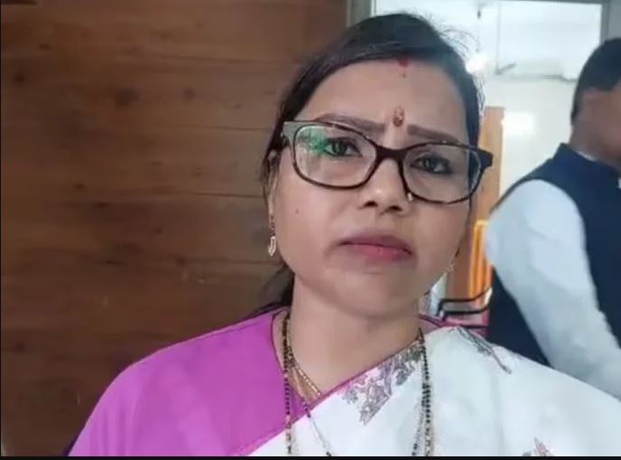 bima bharti ne nitish kumar ko  aade hatho liya 