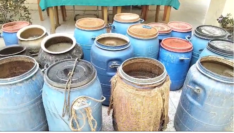 chatra mein awadh sharab ke khilaf police ki karwai