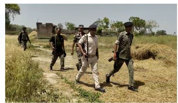 aara mai bhumi vivad mai pita-putra ki hatya