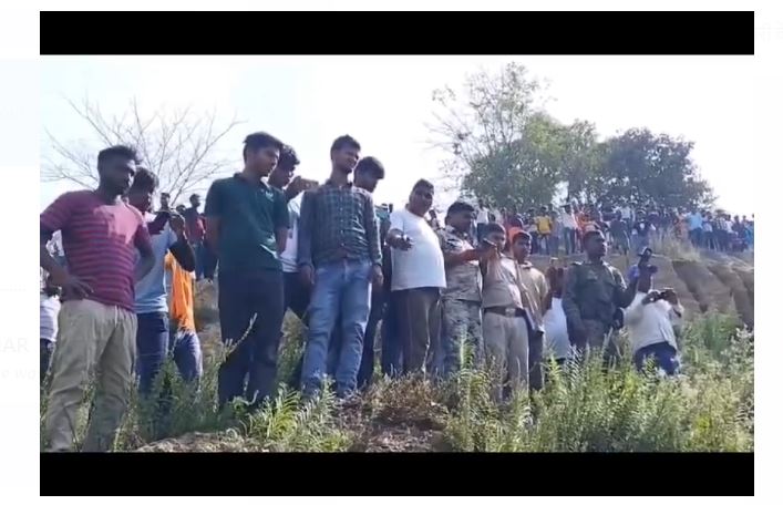 yovti ka sandigdh sthiti mai mila shav   