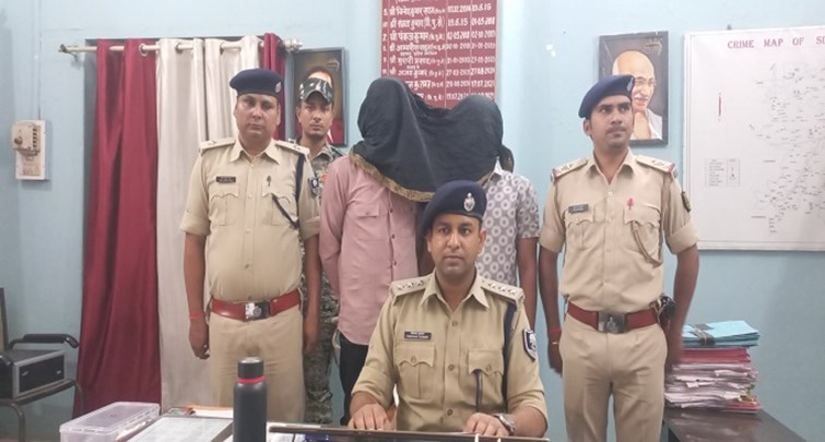  bhojapuur pulis ne avaidh hathiyaar ke saath 2 aparaadhee ko kiya giraphtaar Bhojpur police arrested 2 criminals with illegal weapons