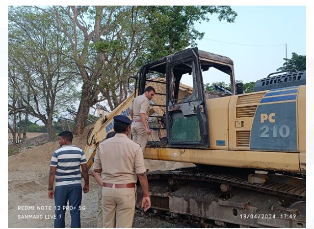 simdega mai aparadhiyon ne poklen mashin mai lagayi aag 