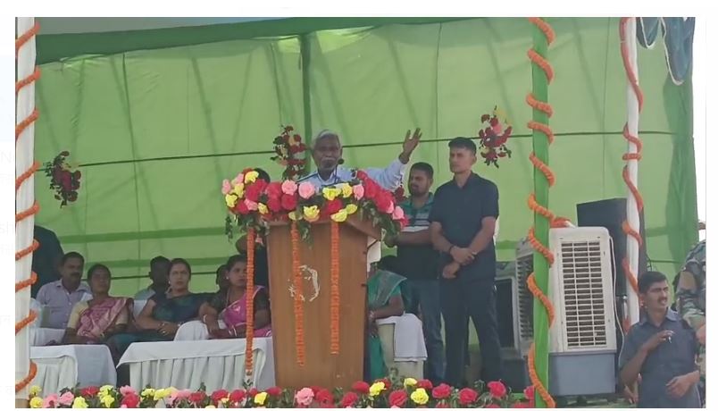 saraikela mai cm ne kendra sarkar per jamkar barse 