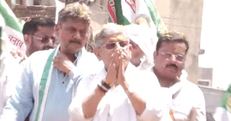 Lalan Babu came out to file nomination with his supporters, welcomed all the way... people were stopping and giving blessings.