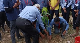 Program on Earth Day: Campaign against plastic in Ranchi campus of RKDF University, students and teachers planted saplings