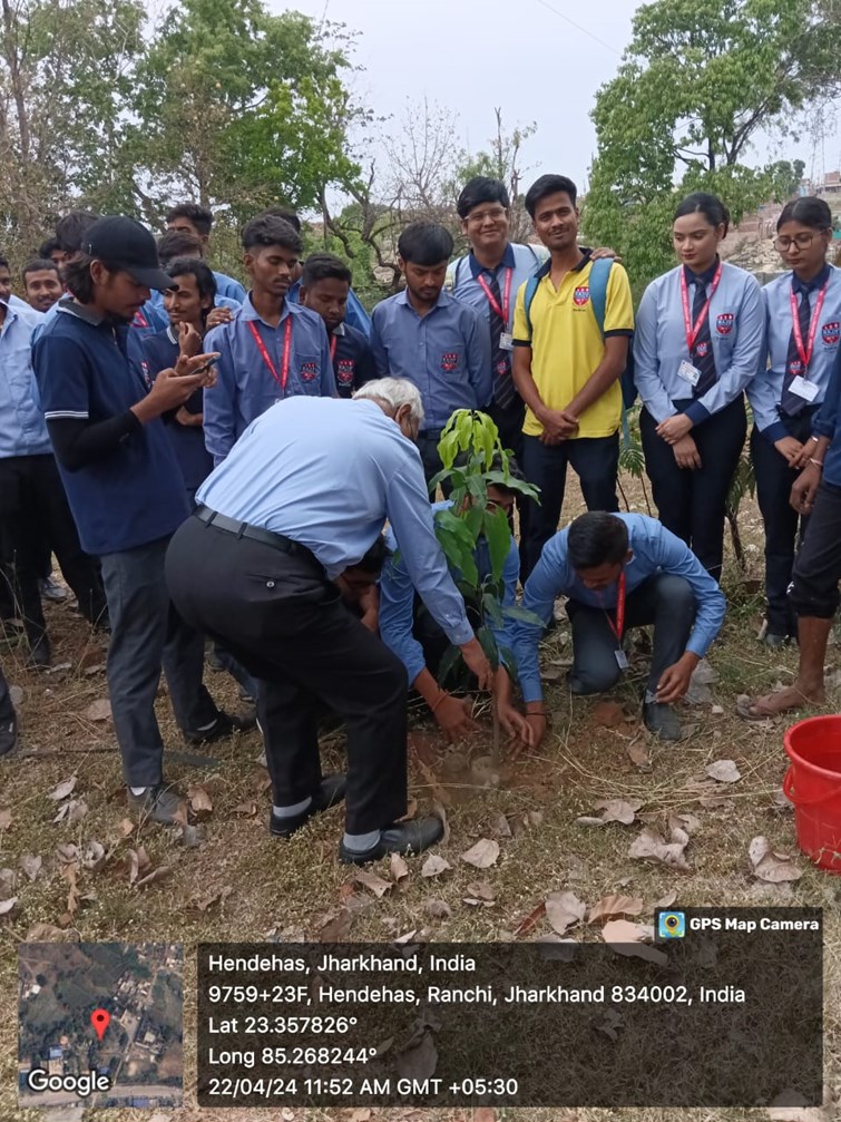 Program on Earth Day: Campaign against plastic in Ranchi campus of RKDF University, students and teachers planted saplings