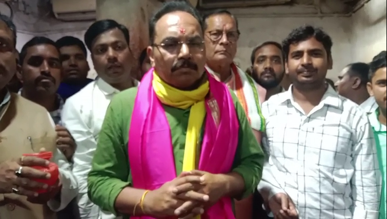 Pradeep Yadav in the shelter of Baba Baidyanath: Congress candidate offered prayers in Deoghar, sought blessings from Bholenath for victory.
