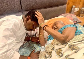  Mother's blessings before nomination: Union Minister Arjun Munda will file nomination today, will file nomination as BJP candidate