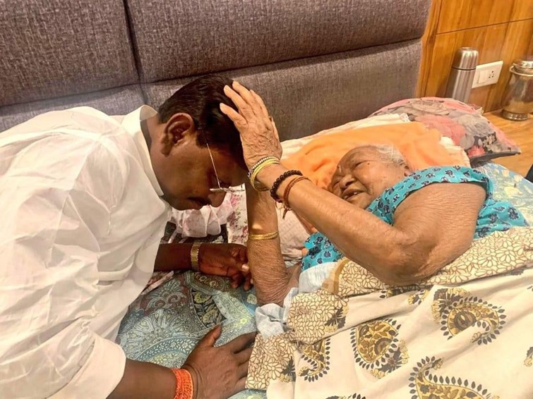  Mother's blessings before nomination: Union Minister Arjun Munda will file nomination today, will file nomination as BJP candidate