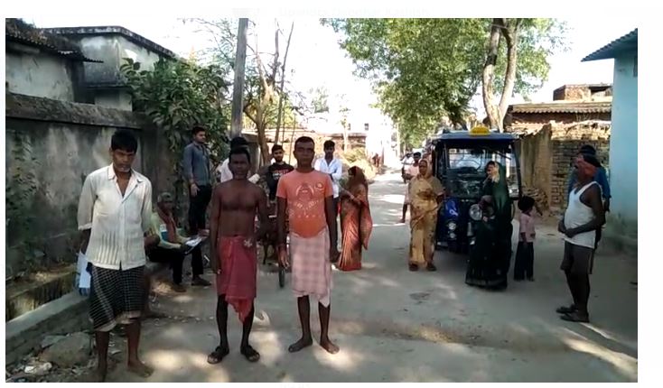 karddhariyon ne pds dukandaron ke khilaf khola morcha 