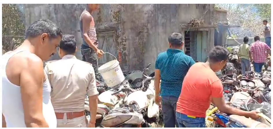 pakur mai nagar thana parisar mai lagi aag 