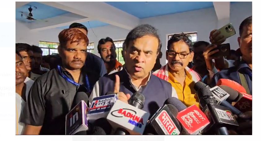 pakur mai asam ke cm aadiwasi mahilao se mile