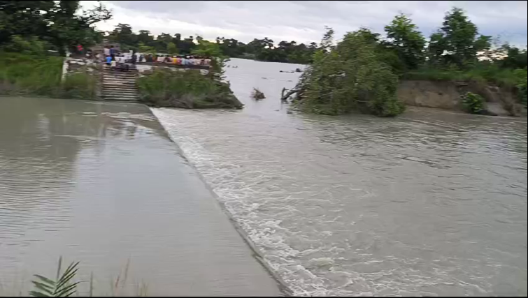 Panic due to breach of embankment in Muzaffarpur