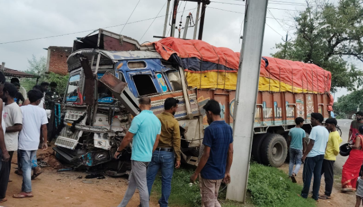 Uncontrolled truck hits railway overhead in front of Gujarat train, major accident happened in Tili