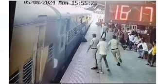 palamu mai rpf ne bachayi maa-bete ki jaan 