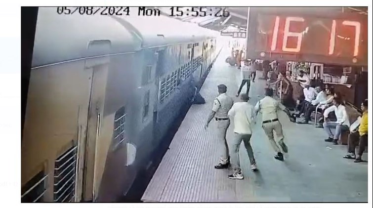 palamu mai rpf ne bachayi maa-bete ki jaan 