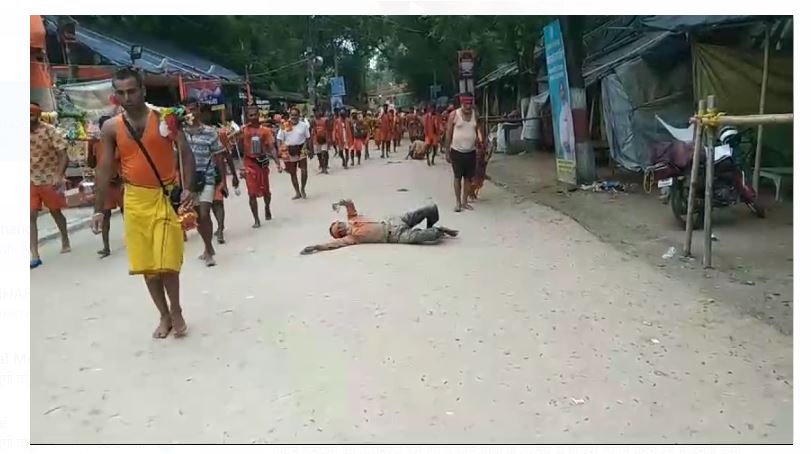 aise kayi bhakta jo dnadawat kar pahunch rahe baba ke darbaar