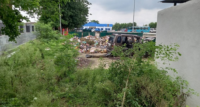 Nawada government bus stand becomes garbage dumping yard