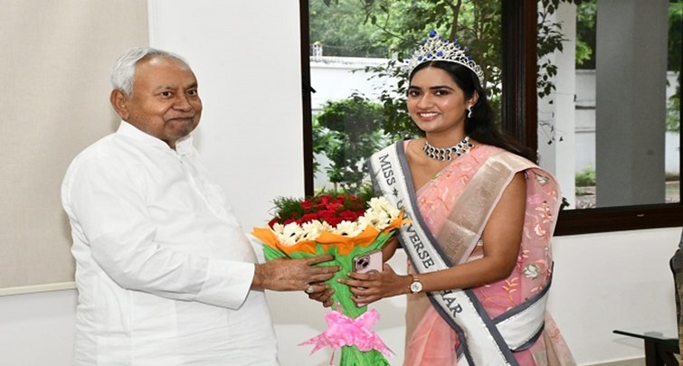  Bihar daughter Kajal Rani selected for Miss Universe India contest had a courtesy call on the Chief Minister.