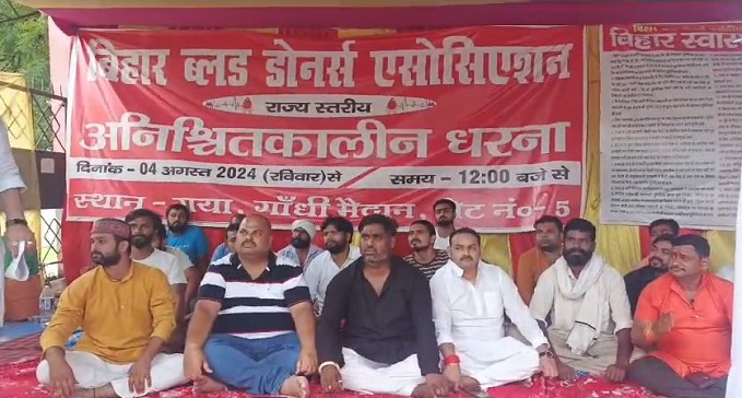  Mayor met Raktaveers sitting on strike