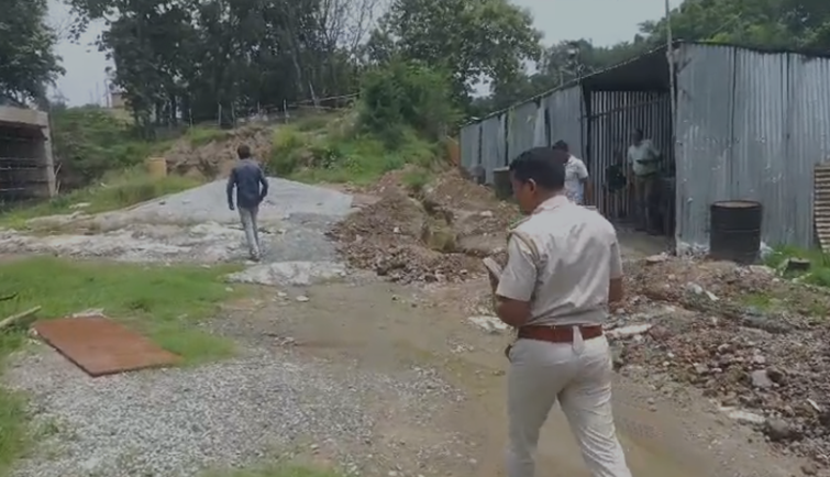 Dead body of an unknown person near the semi-built railway bridge in Salgajhudi, police engaged in investigation