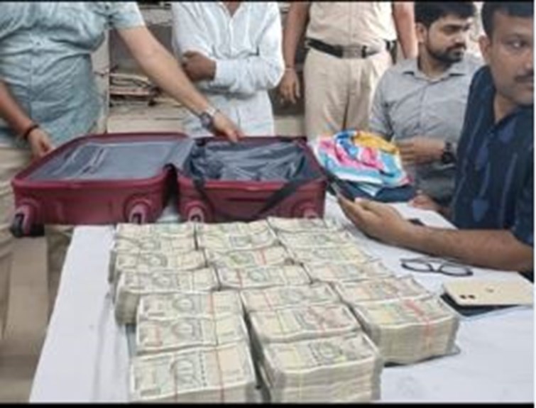  A man arrested with Rs 50 lakh cash at Patna Junction, the man was bringing it in a suitcase by Bharat Express train.