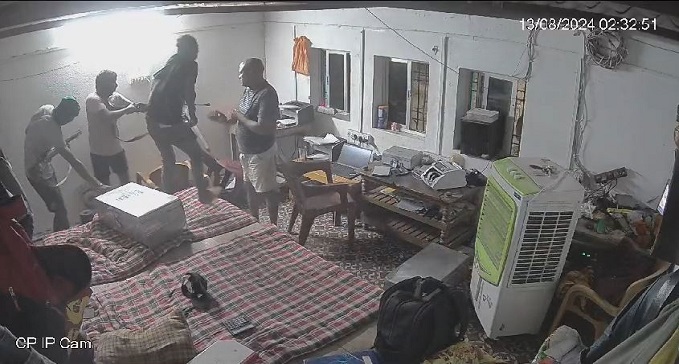  In Bhojpur criminals shot two during robbery at Balu Ghat