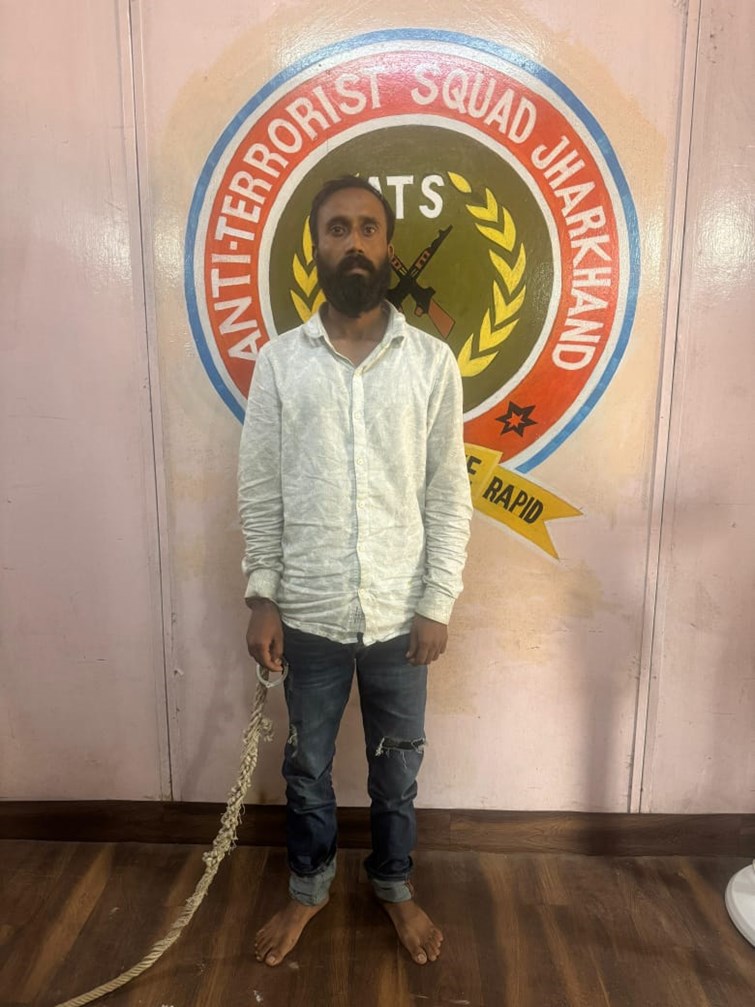  Pandey gang member Bajrang carrying a bag full of notes in Vande Bharat train arrested at Patna Junction, Jharkhand ATS arrested him and sent him to 