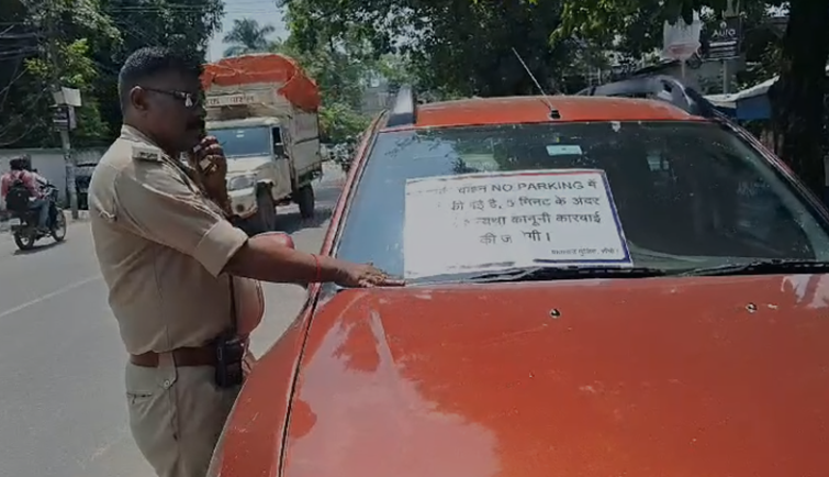 Campaign against vehicles parked in no parking run from Argora Chowk to Kadru