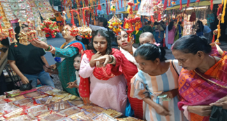 The market of capital Ranchi is decorated for Raksha Bandhan, different types of Rakhis are available