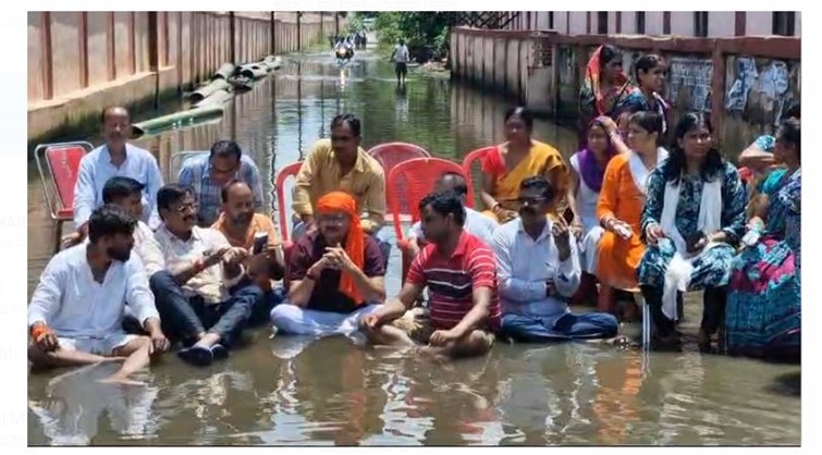 dhanbad mai vidhayak raj sinha ne kiya jal satyagrah