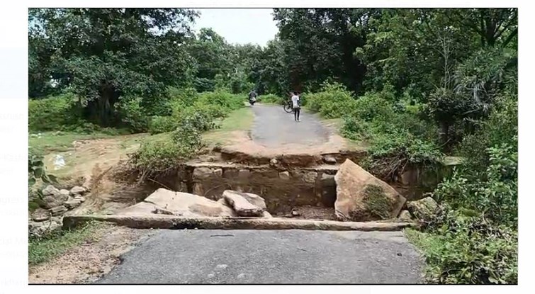 chatra mai bhari barish se baha pul 