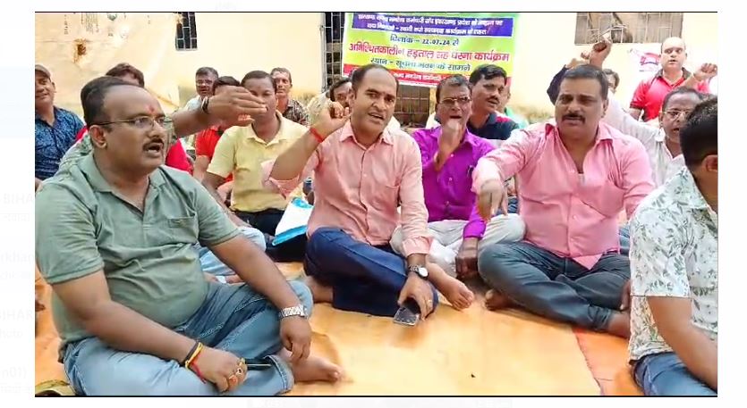 deoghar mai manrega karmachari sangh ne diya dharna 
