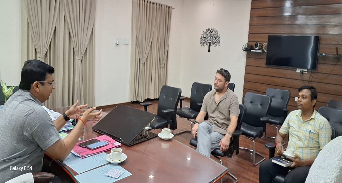 Meeting between form factory director and businessman from Romania