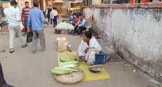 Deputy mayor seen selling vegetables