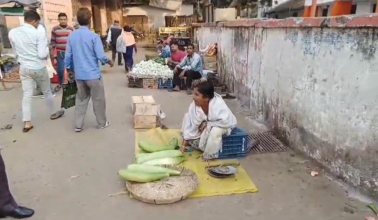 Deputy mayor seen selling vegetables