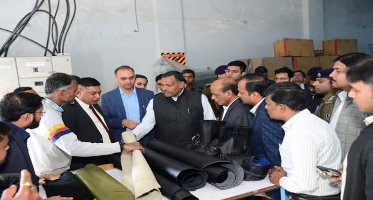  Chief Secretary inspected the Hajipur company exporting safety shoes to Russian Army, Netherlands, France and England.