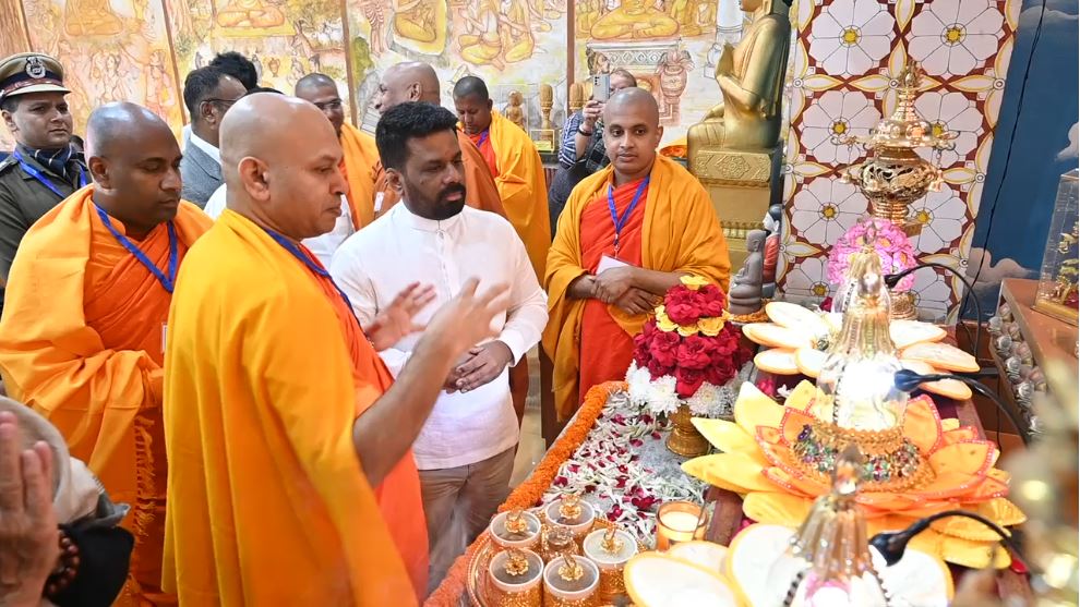 महाबोधि मंदिर में की पूजा-अर्चना, मंत्री डॉ. प्रेम कुमार और संतोष सुमन ने  किया स्वागत