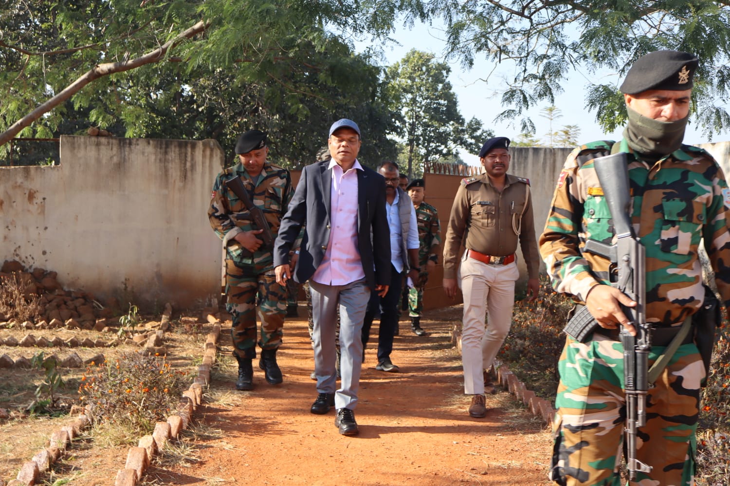 Hemant cabinet minister Chamra Linda's surprise inspection in Gumla, meeting with tribal students