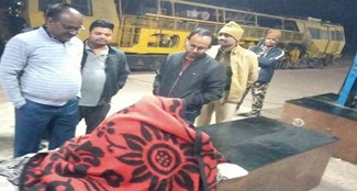 Nawada DM distributed blankets among the needy