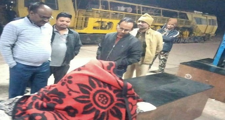 Nawada DM distributed blankets among the needy