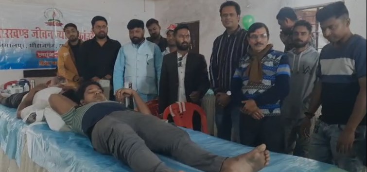  111 units of blood collection of Jharkhand Life Jyoti Foundation, morale of blood bearers in the camp