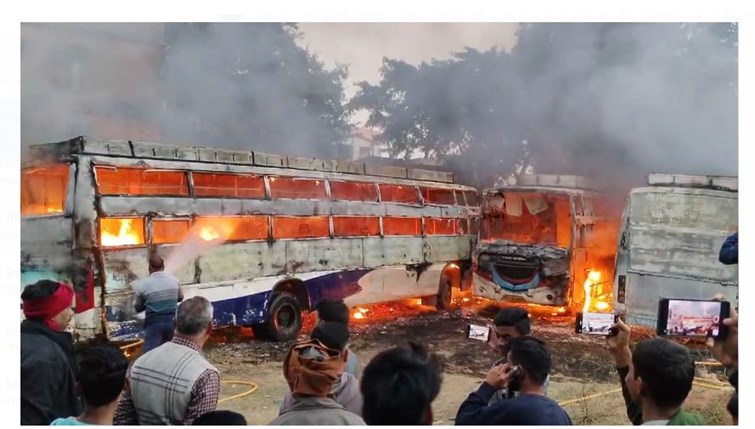 deoghar mai bus deepo mai lagi aag