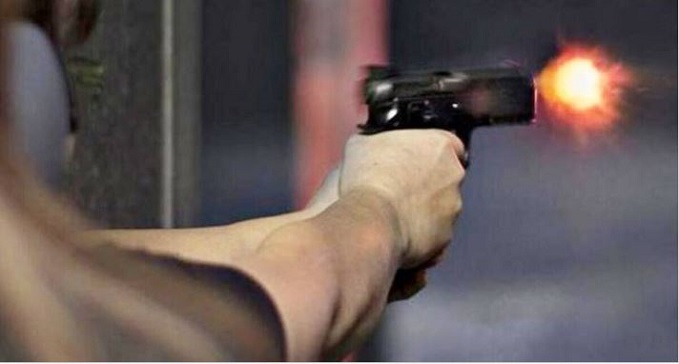  Four criminals surrounded the bullion shopkeeper and shot him