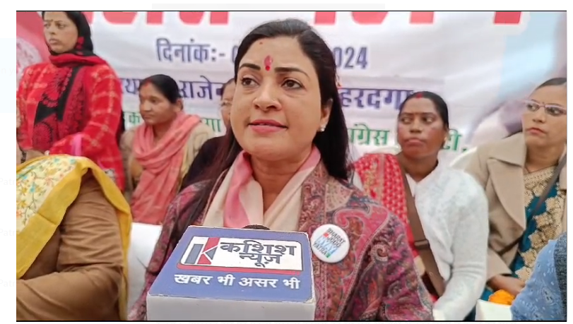 alka laamba ne kendra sarkar per sadha nishana 